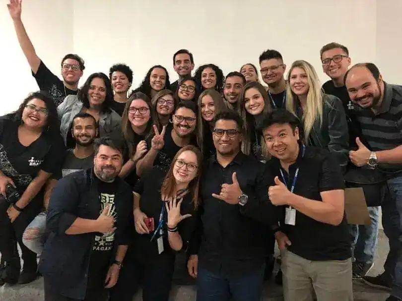 Turma reunida, todos sorrindo para a foto