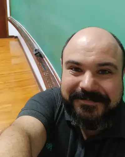 Luva sorrindo diante da lousa verde